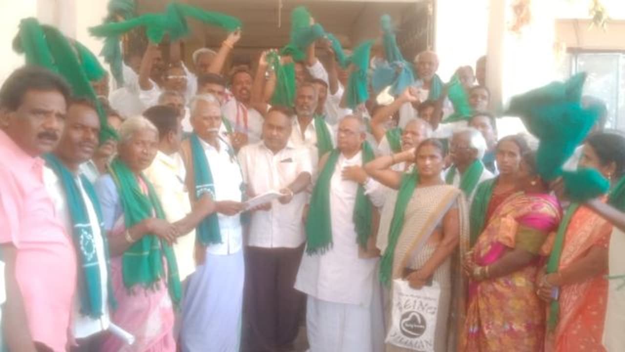 ಪೊಲೀಸರು ದೌರ್ಜನ್ಯ: ರೈತ ಮಹಿಳೆಗೆ ನ್ಯಾಯ ಕೊಡಿಸಲು ರೈತ ಸಂಘ ಒತ್ತಾಯ ಪೊಲೀಸರು ದೌರ್ಜನ್ಯ: ರೈತ ಮಹಿಳೆಗೆ ನ್ಯಾಯ ಕೊಡಿಸಲು ರೈತ ಸಂಘ ಒತ್ತಾಯ