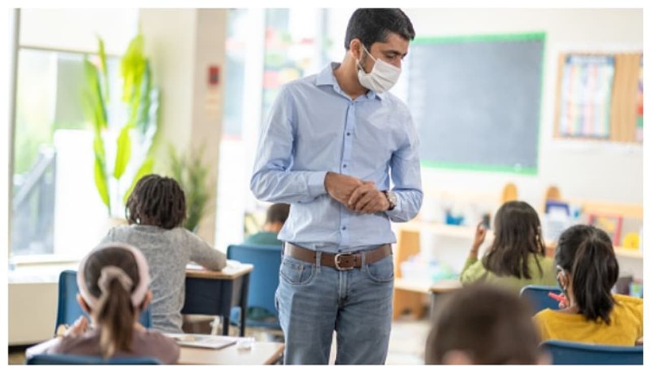 'മിണ്ടിപ്പോകരുത്... ഈ വാക്കുകൾ'; ക്ലാസ് റൂമിൽ 32 വാക്കുകൾ ഉപയോഗിക്കുന്നത് വിലക്കി അധ്യാപകന്, കുറിപ്പ് വൈറൽ ! 'മിണ്ടിപ്പോകരുത്... ഈ വാക്കുകൾ'; ക്ലാസ് റൂമിൽ 32 വാക്കുകൾ ഉപയോഗിക്കുന്നത് വിലക്കി അധ്യാപകന്, കുറിപ്പ് വൈറൽ !