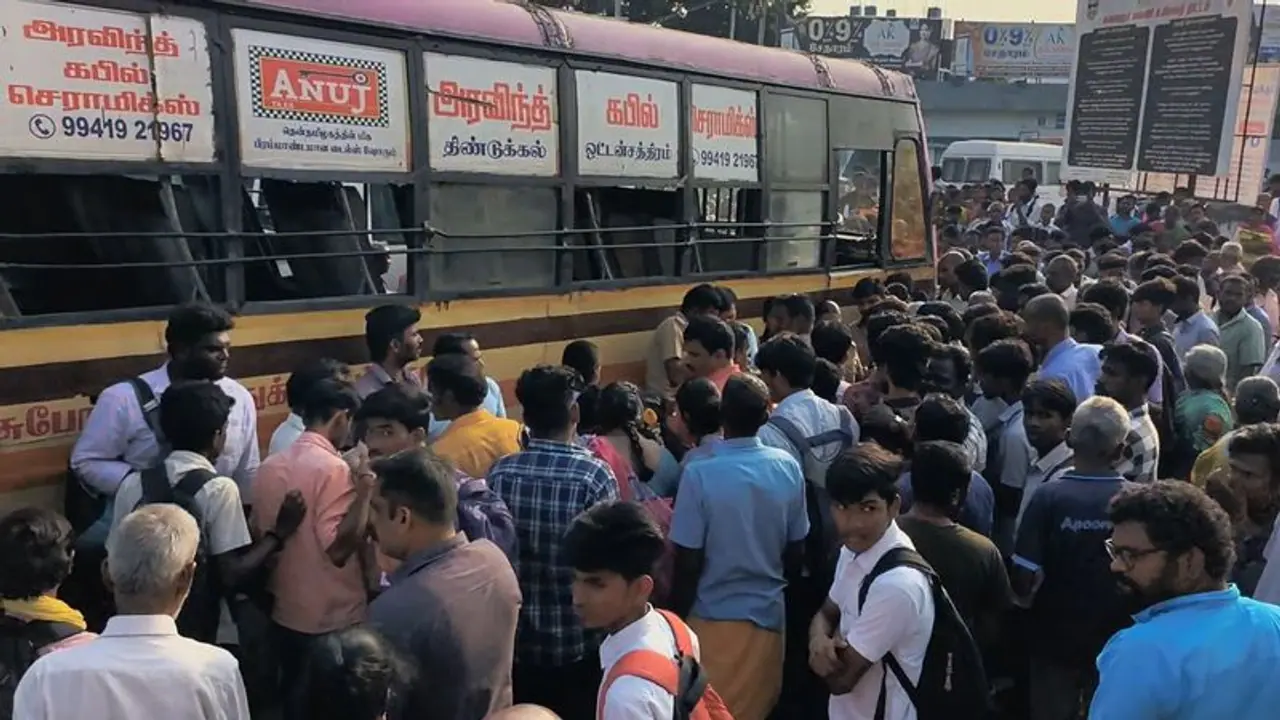 தனியார் பள்ளி ஆசிரியைக்கு அரசுப் பேருந்து ரூபத்தில் வந்த எமன்; திண்டுக்கல் பேருந்து நிலையத்தில் நிகழ்ந்த சோகம் தனியார் பள்ளி ஆசிரியைக்கு அரசுப் பேருந்து ரூபத்தில் வந்த எமன்; திண்டுக்கல் பேருந்து நிலையத்தில் நிகழ்ந்த சோகம்