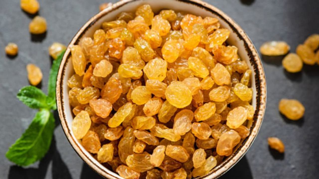 ഉണക്കമുന്തിരി കുതിര്ത്ത് തന്നെ കഴിക്കൂ; കാരണമിതാണ്... ഉണക്കമുന്തിരി കുതിര്ത്ത് തന്നെ കഴിക്കൂ; കാരണമിതാണ്...