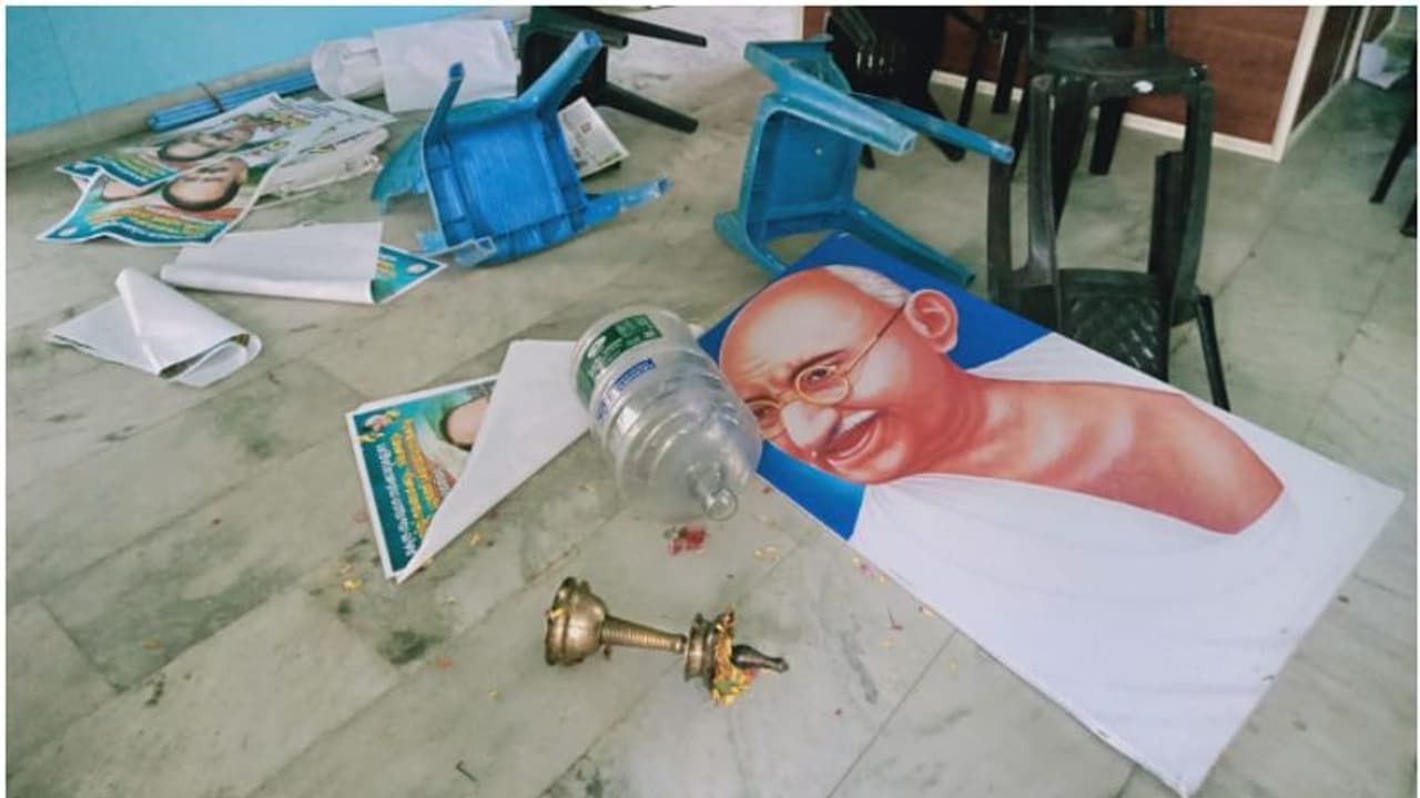 Kerala: Clash breaks out at Wadakkanchery Congress' office on Mahatma Gandhi's death anniversary Kerala: Clash breaks out at Wadakkanchery Congress' office on Mahatma Gandhi's death anniversary
