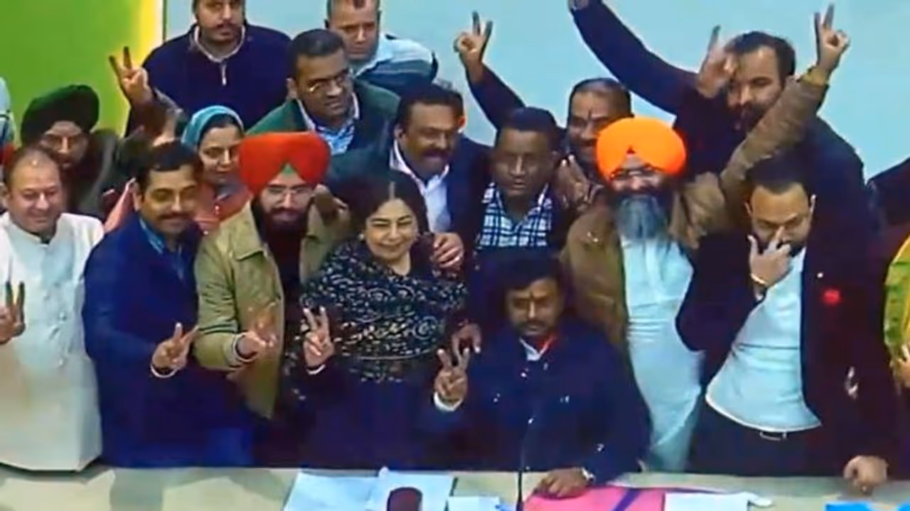 ಚಂಡೀಘಡ ಮೇಯರ್ ಚುನಾವಣೆ ಗೆದ್ದ ಬಿಜೆಪಿ, ಇಂಡಿಯಾ ಮೈತ್ರಿಗೆ ಮೊದಲ ಸೋಲು! ಚಂಡೀಘಡ ಮೇಯರ್ ಚುನಾವಣೆ ಗೆದ್ದ ಬಿಜೆಪಿ, ಇಂಡಿಯಾ ಮೈತ್ರಿಗೆ ಮೊದಲ ಸೋಲು!