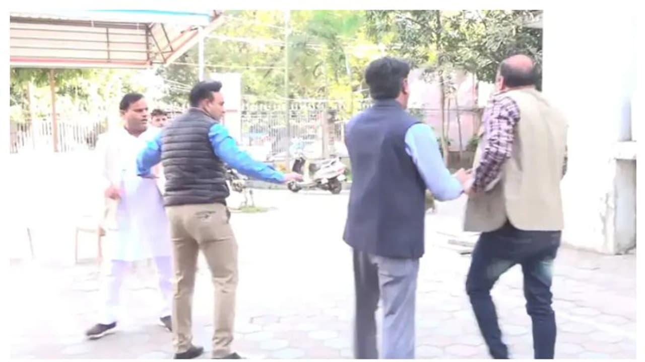 കസേരയേറ്, തെറിവിളി... കോൺ​ഗ്രസ് സംസ്ഥാന ഓഫിസിൽ അടിയോടടി, ദൃശ്യങ്ങൾ വൈറൽ 