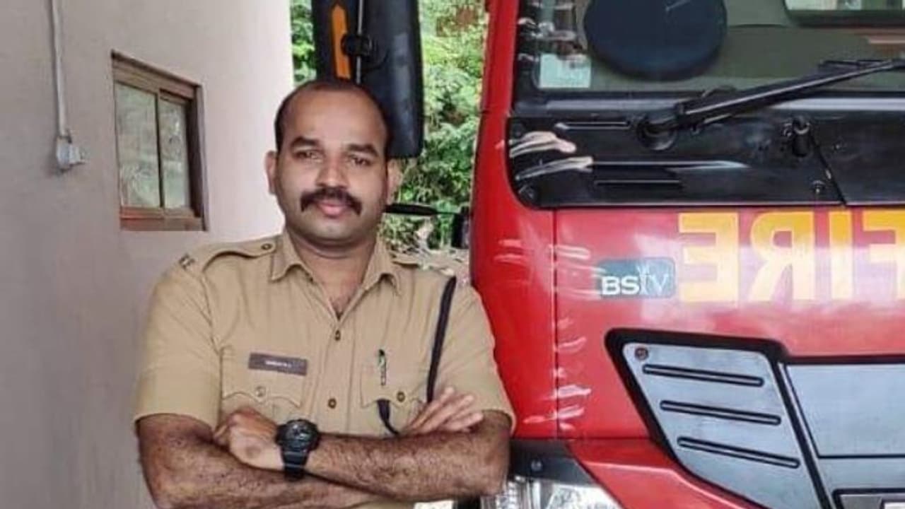 മുക്കത്ത് ഫയര്ഫോഴ്സ് ഓഫീസര് തൂങ്ങിമരിച്ച നിലയില്, വിഷം ഉള്ളിൽ ചെന്ന് മരിച്ച നിലയില് അമ്മയുടെ മൃതദേഹവും മുക്കത്ത് ഫയര്ഫോഴ്സ് ഓഫീസര് തൂങ്ങിമരിച്ച നിലയില്, വിഷം ഉള്ളിൽ ചെന്ന് മരിച്ച നിലയില് അമ്മയുടെ മൃതദേഹവും