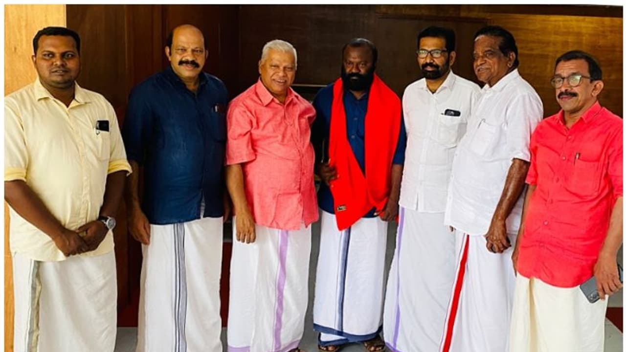 കണ്ണൂരിൽ ബിജെപി നേതാവ് സിപിഎമ്മിൽ ചേര്‍ന്നു; ചുവന്ന ഷാൾ അണിയിച്ച് സ്വീകരണമൊരുക്കി എം വി ജയരാജൻ