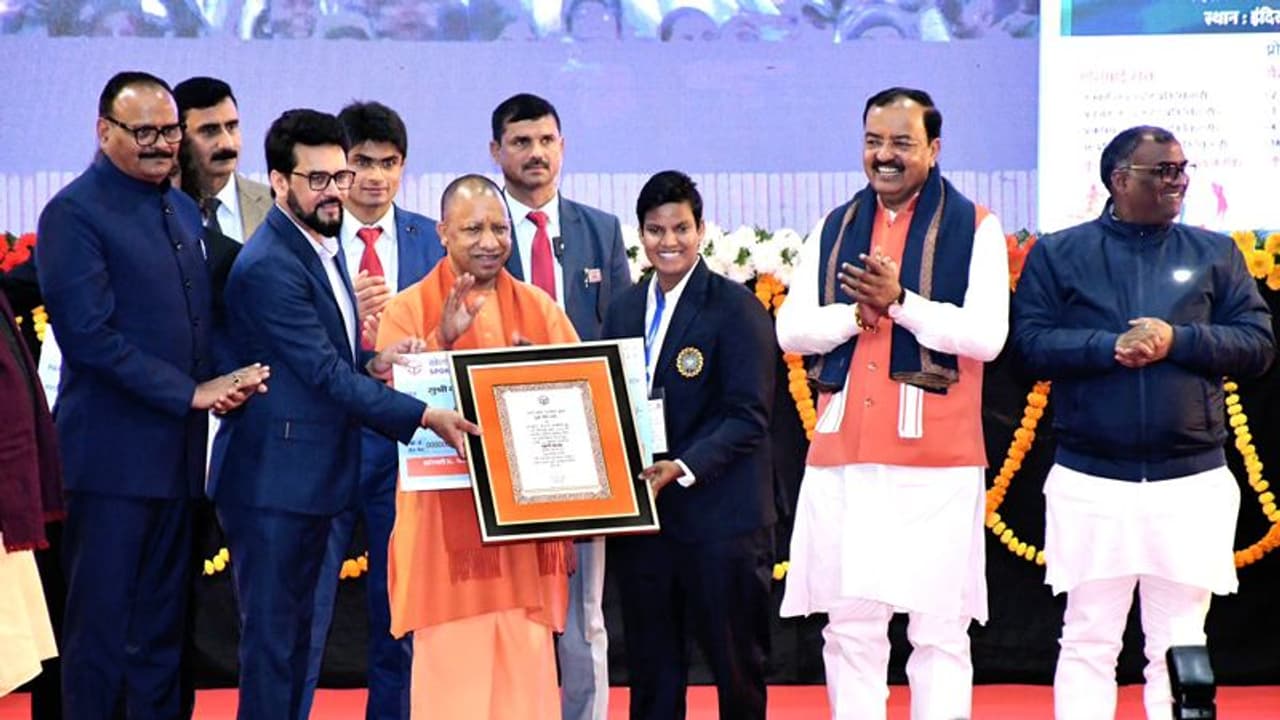 గ‌ల్లీ క్రికెట‌ర్ నుంచి స్టార్ ప్లేయ‌ర్ గా.. ఇప్పుడు డీఎస్పీగా దీప్తి శ‌ర్మ 