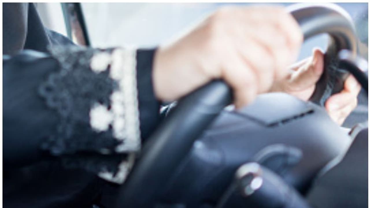 പർദ്ദയും ഷൂവും അല്ലെങ്കിൽ കറുത്ത പാന്‍റ്, നീളൻ കൈ നീല ഷർട്ട്; സൗദിയിൽ സ്ത്രീ ഡ്രൈവർമാര്‍ക്ക് അടക്കം യൂണിഫോം