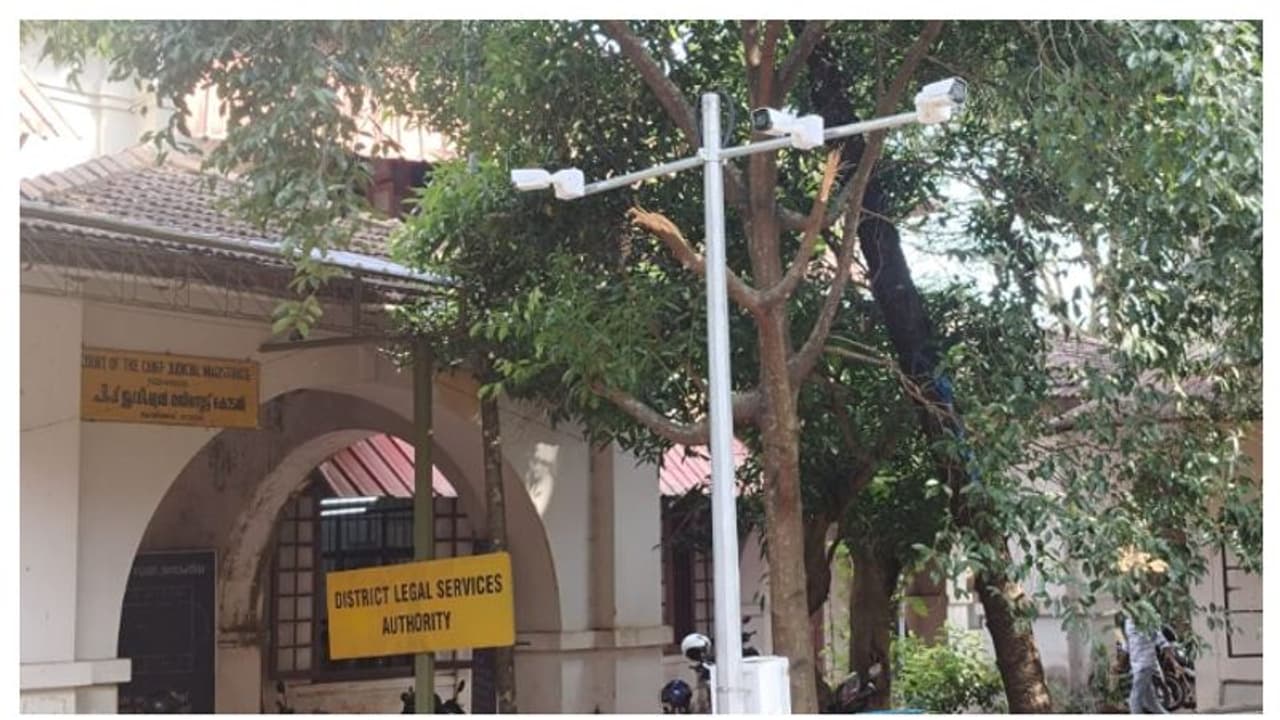 ഇനി ഒരുകളിയും നടക്കില്ല, ഈ കോടതിയിൽ ജഡ്ജിക്കും മുകളിൽ എല്ലാം അറിയുന്ന 34 ക്യാമറകൾ, സഹായം കെൽട്രോൺ വക! ഇനി ഒരുകളിയും നടക്കില്ല, ഈ കോടതിയിൽ ജഡ്ജിക്കും മുകളിൽ എല്ലാം അറിയുന്ന 34 ക്യാമറകൾ, സഹായം കെൽട്രോൺ വക!