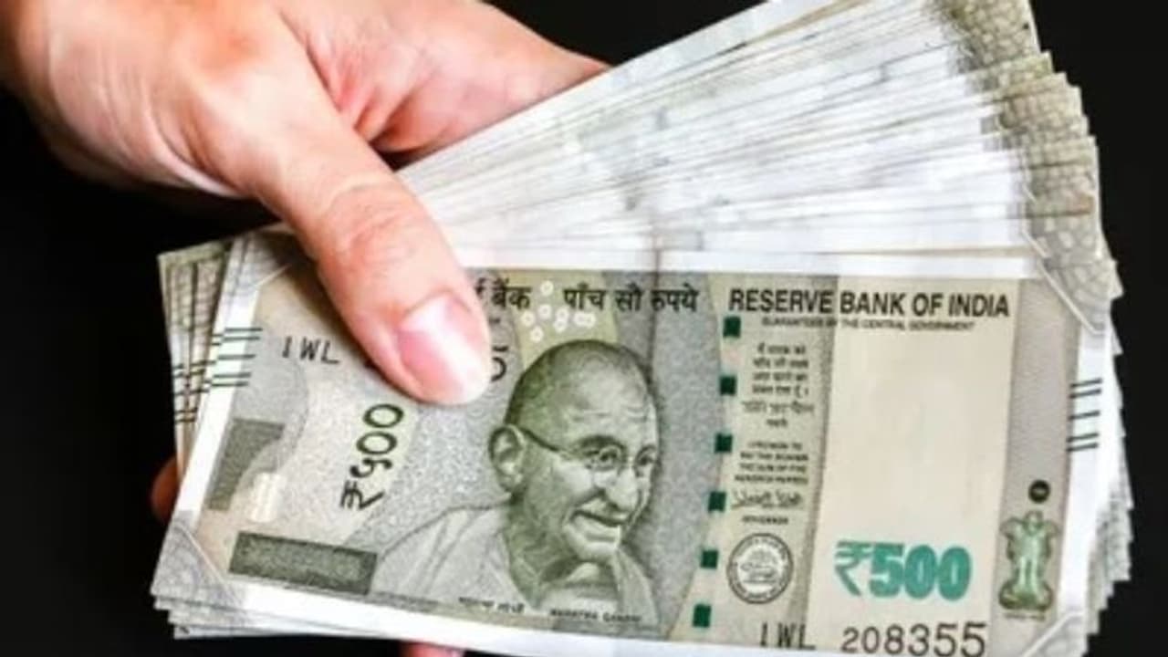 പലിശ കൂടുതൽ ഏത് ബാങ്കിൽ? നിക്ഷേപിക്കും മുൻപ് ഈ കാര്യങ്ങൾ അറിയാം പലിശ കൂടുതൽ ഏത് ബാങ്കിൽ? നിക്ഷേപിക്കും മുൻപ് ഈ കാര്യങ്ങൾ അറിയാം