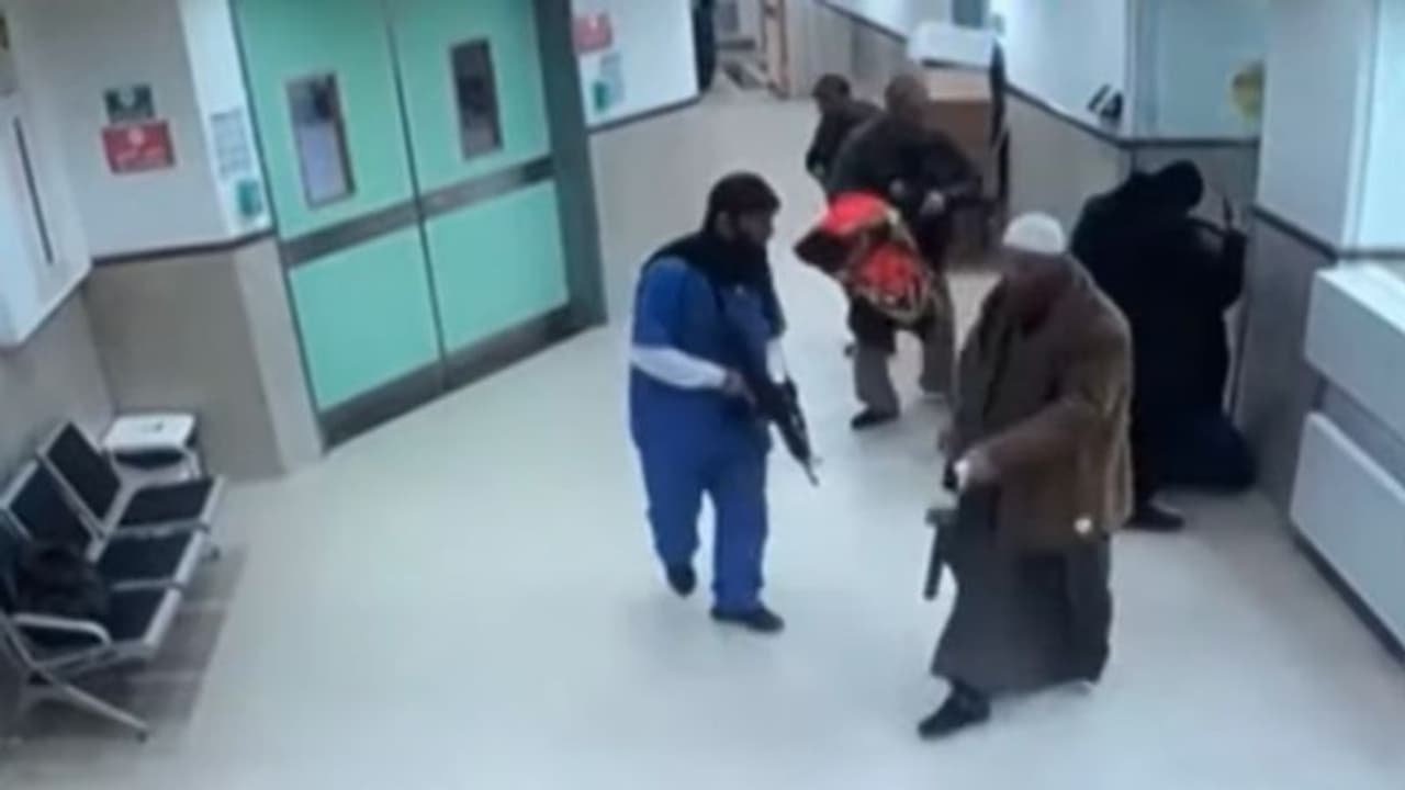 വെസ്റ്റ് ബാങ്കിലെ ആശുപത്രിയിൽ കമാൻഡോ ആക്രമണം നടത്തി ഇസ്രയേൽ, രോഗികളുടേയും ഡോക്ടർമാരുടേയും വേഷത്തിലെത്തി സൈനികർ വെസ്റ്റ് ബാങ്കിലെ ആശുപത്രിയിൽ കമാൻഡോ ആക്രമണം നടത്തി ഇസ്രയേൽ, രോഗികളുടേയും ഡോക്ടർമാരുടേയും വേഷത്തിലെത്തി സൈനികർ