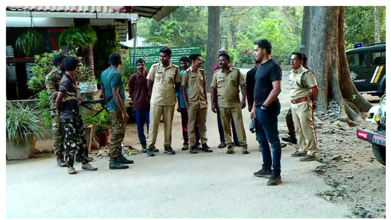 രാത്രി മുഴുവനായി നീണ്ട രക്ഷാപ്രവർത്തനം, വഴിയിൽ വന്യ മൃഗശല്യം; കാട്ടിൽ കുടുങ്ങിയ പൊലീസ് സംഘം താഴെയെത്തി രാത്രി മുഴുവനായി നീണ്ട രക്ഷാപ്രവർത്തനം, വഴിയിൽ വന്യ മൃഗശല്യം; കാട്ടിൽ കുടുങ്ങിയ പൊലീസ് സംഘം താഴെയെത്തി