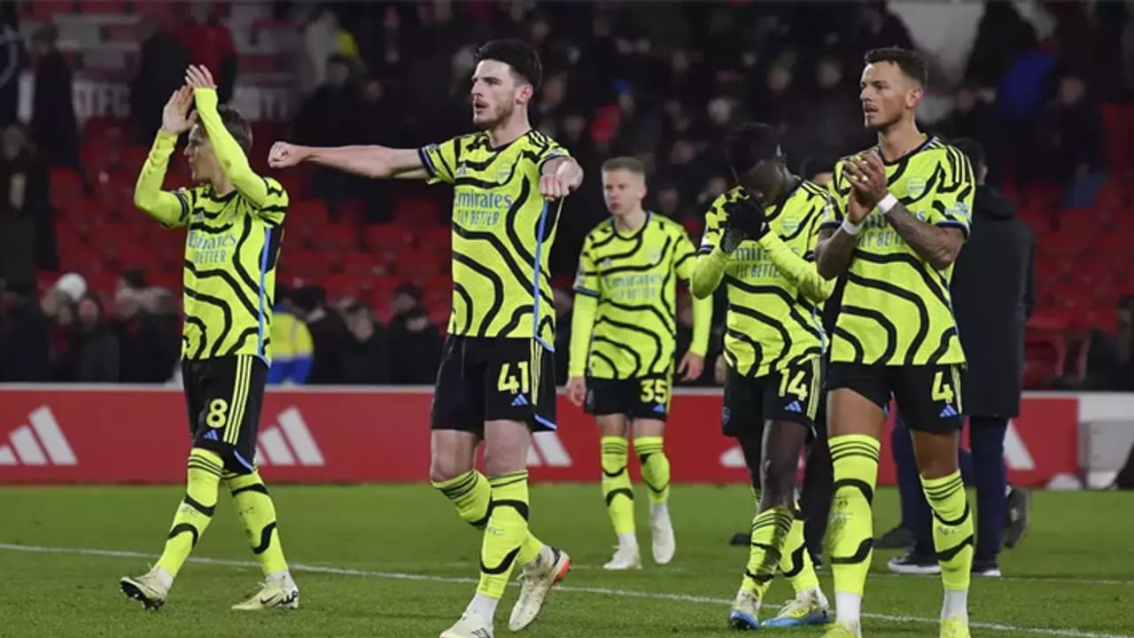 Arsenal keep Premier League title alive with hard fought win over Manchester United Arsenal keep Premier League title alive with hard fought win over Manchester United