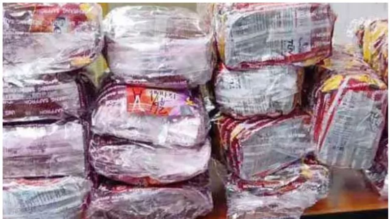 കസ്റ്റംസും കടന്ന് അറൈവൽ ഏരിയക്ക് പുറത്ത്, എല്ലാം കഴിഞ്ഞെന്ന് ആശ്വസിച്ചു; പക്ഷേ അവിടെ കാത്തിരുന്നത്... കസ്റ്റംസും കടന്ന് അറൈവൽ ഏരിയക്ക് പുറത്ത്, എല്ലാം കഴിഞ്ഞെന്ന് ആശ്വസിച്ചു; പക്ഷേ അവിടെ കാത്തിരുന്നത്...