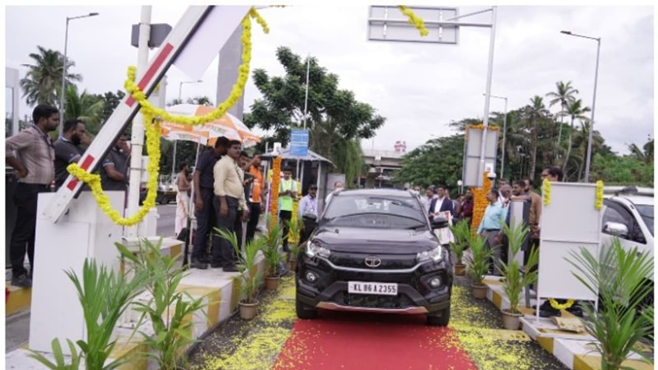 തിരുവനന്തപുരം വിമാനത്താവളത്തിലും ഇനി ഫാസ്റ്റാഗ് സംവിധാനം; ബാലൻസ് ഉണ്ടെങ്കിൽ ആരെയും കാത്തുനിൽക്കേണ്ട തിരുവനന്തപുരം വിമാനത്താവളത്തിലും ഇനി ഫാസ്റ്റാഗ് സംവിധാനം; ബാലൻസ് ഉണ്ടെങ്കിൽ ആരെയും കാത്തുനിൽക്കേണ്ട