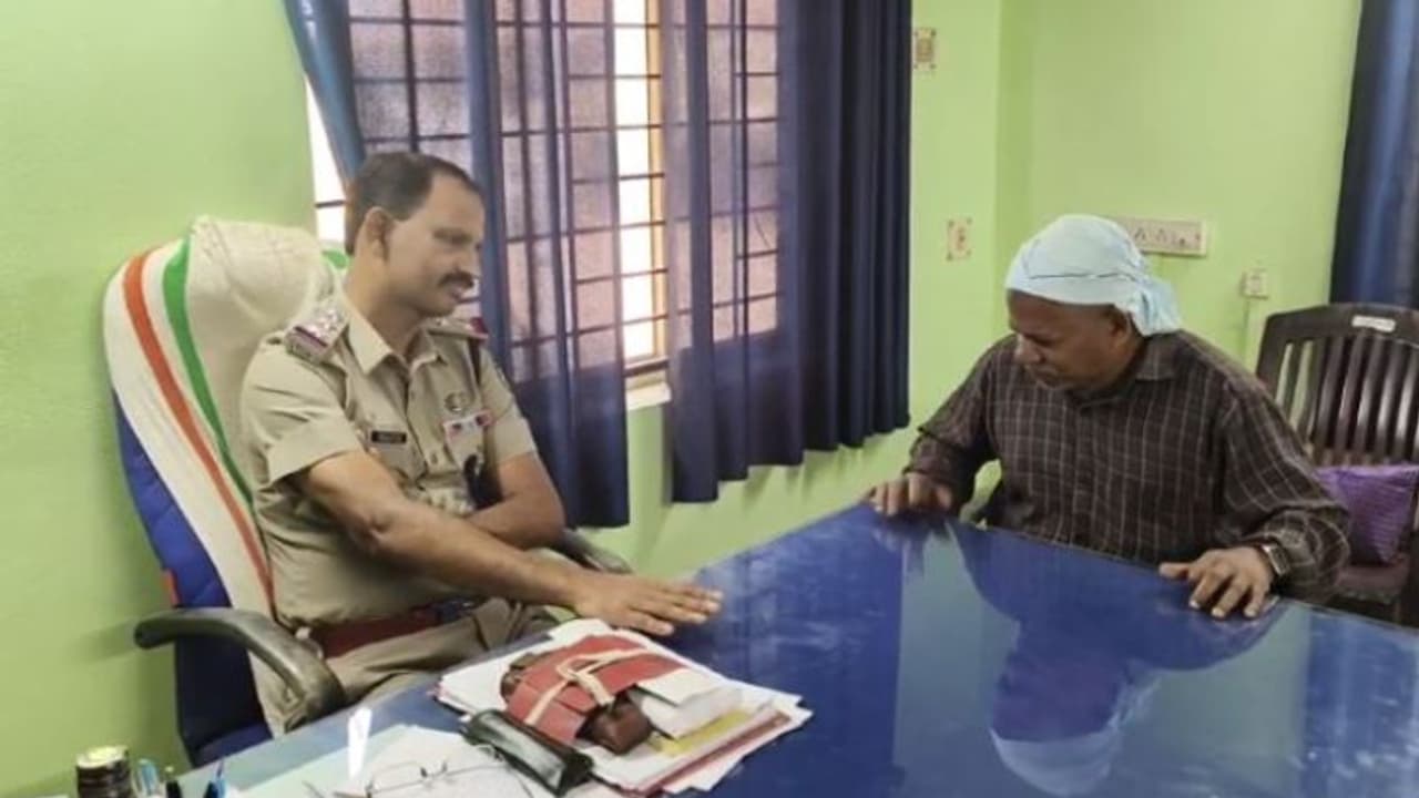 പരാതി നൽകാൻ എത്തിയത് യാത്രയയപ്പ് ചടങ്ങിൽ, ഒട്ടും മടിച്ചില്ല പാട്ടുംപാടി എസ്എച്ച്ഒയെ യാത്രയാക്കി അഷറഫ്