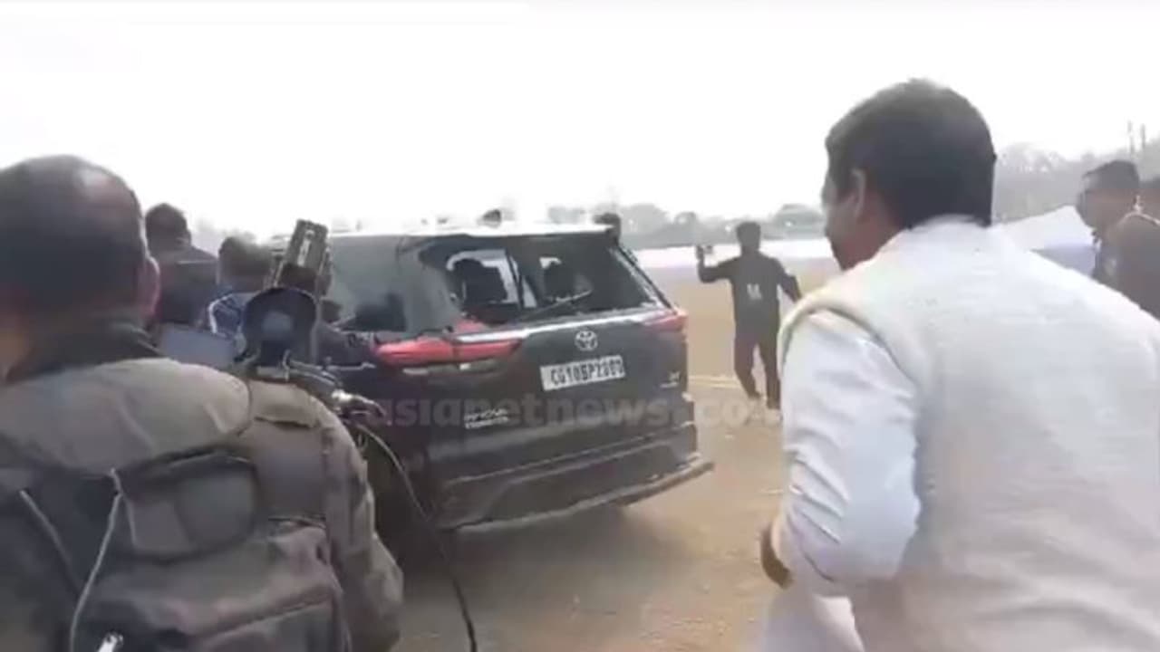 രാഹുൽ ഗാന്ധിയുടെ കാറിന്റെ ചില്ല് തകര്‍ന്നു; കല്ല് കൊണ്ട് കുത്തിപ്പൊട്ടിച്ചതെന്ന ആരോപണം പിൻവലിച്ചു