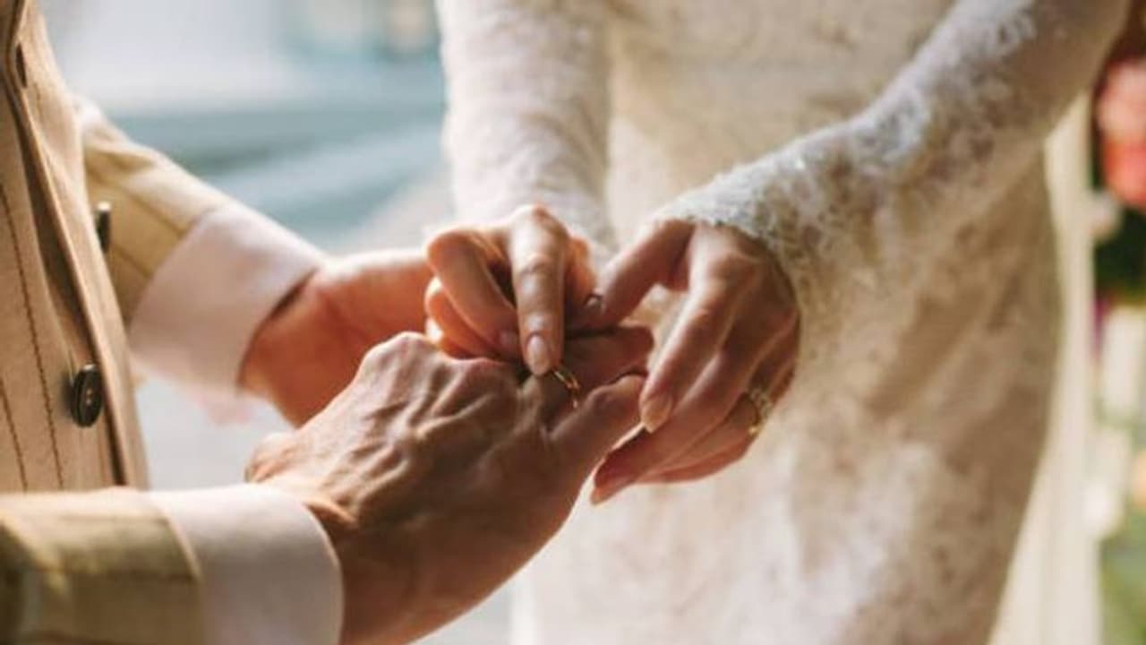 വിവാഹം കഴിഞ്ഞ് തൊ‌ട്ടുപിന്നാലെ വരന് ഹൃദയസ്തംഭനം, 17 വർഷത്തെ പ്രണയം, തകർന്ന് യുവതി 