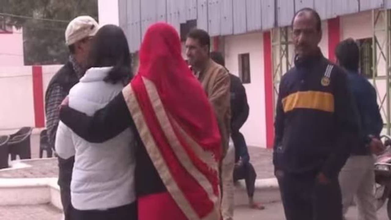 അമ്മായിഅമ്മ സ്ഥിരം തന്റെ മേക്കപ്പ് സാധനങ്ങളുപയോ​ഗിക്കുന്നു, വഴക്ക്, കയ്യാങ്കളി, വിവാഹമോചനമാവശ്യപ്പെട്ട് മരുമകൾ