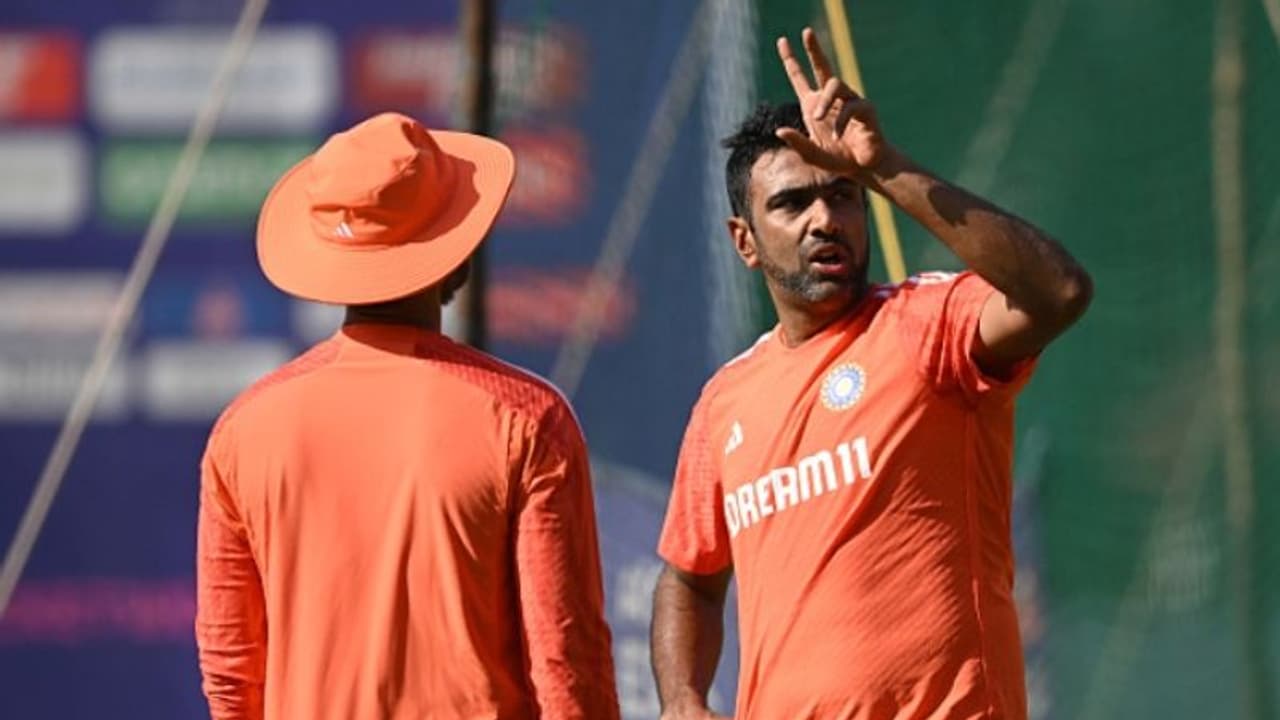 ഇംഗ്ലണ്ടിനെ കറക്കി വീഴ്ത്താൻ നിർണായക നീക്കവുമായി ഇന്ത്യ, രണ്ടാം ടെസ്റ്റിൽ പ്ലേയിംഗ് ഇലവനിൽ 4 സ്പിന്നർമാർ ഇംഗ്ലണ്ടിനെ കറക്കി വീഴ്ത്താൻ നിർണായക നീക്കവുമായി ഇന്ത്യ, രണ്ടാം ടെസ്റ്റിൽ പ്ലേയിംഗ് ഇലവനിൽ 4 സ്പിന്നർമാർ