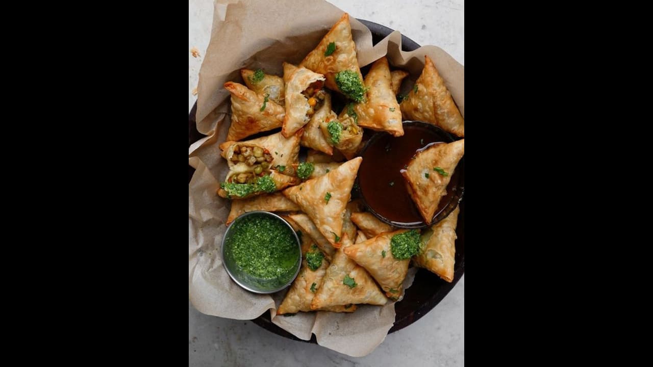 ബീഫ് അടങ്ങിയ സമോസ വിൽപനയെന്ന് രഹസ്യ വിവരം, കണ്ടെത്തിയത് 113 പശുവിറച്ചി, ഉടമകൾ അറസ്റ്റിൽ ബീഫ് അടങ്ങിയ സമോസ വിൽപനയെന്ന് രഹസ്യ വിവരം, കണ്ടെത്തിയത് 113 പശുവിറച്ചി, ഉടമകൾ അറസ്റ്റിൽ