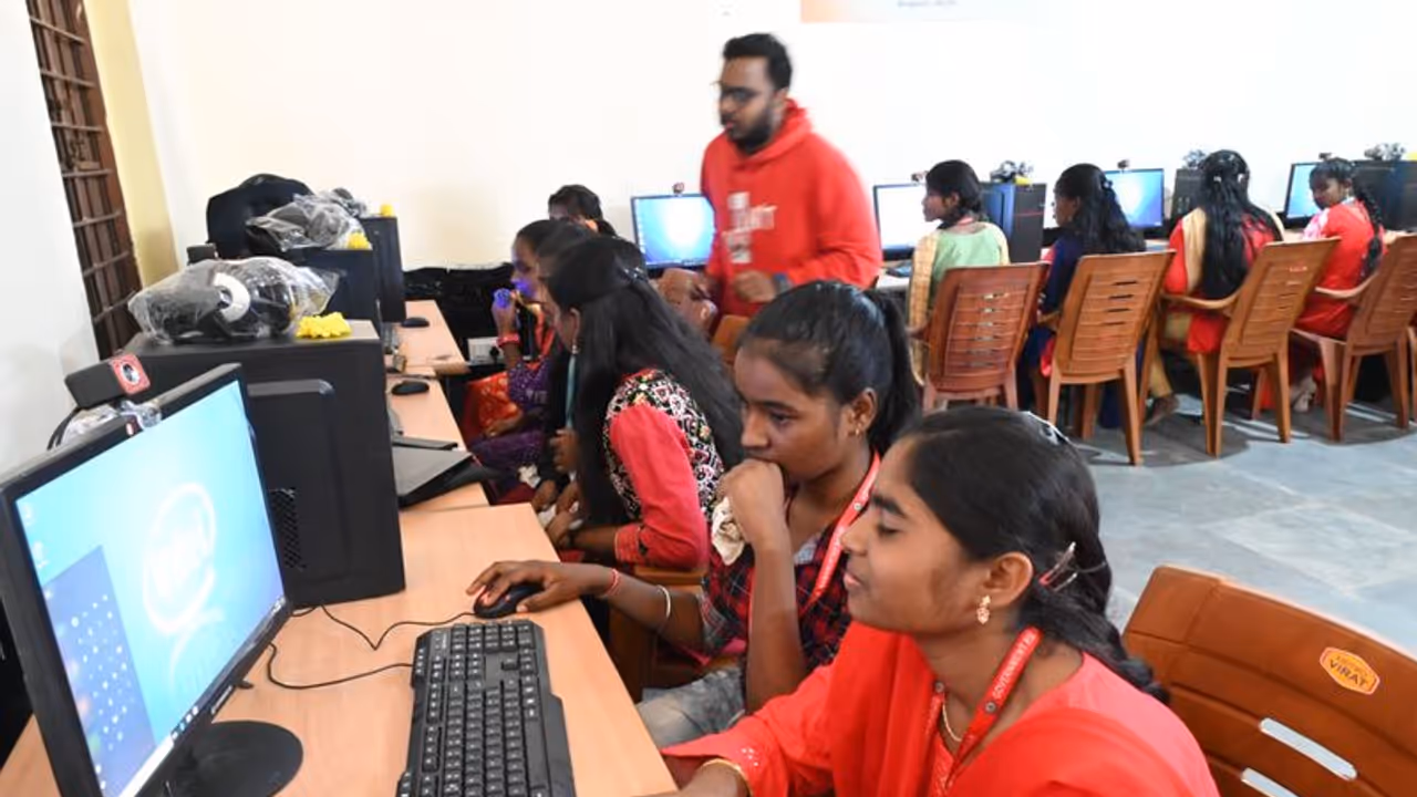 பெங்களூரு அரசுப் பள்ளி மாணவர்களுக்கு சிறப்பு கம்ப்யூட்டர் பயிற்சி வழங்கும் boAt!