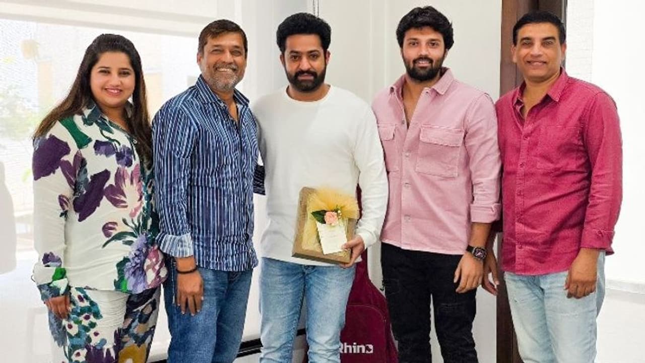 NTR : దిల్ రాజ్ ఇంట పెళ్లి సందడి.. ఎన్టీఆర్ ను ప్రత్యేకంగా ఆహ్వానించిన స్టార్ ప్రొడ్యూసర్ NTR : దిల్ రాజ్ ఇంట పెళ్లి సందడి.. ఎన్టీఆర్ ను ప్రత్యేకంగా ఆహ్వానించిన స్టార్ ప్రొడ్యూసర్