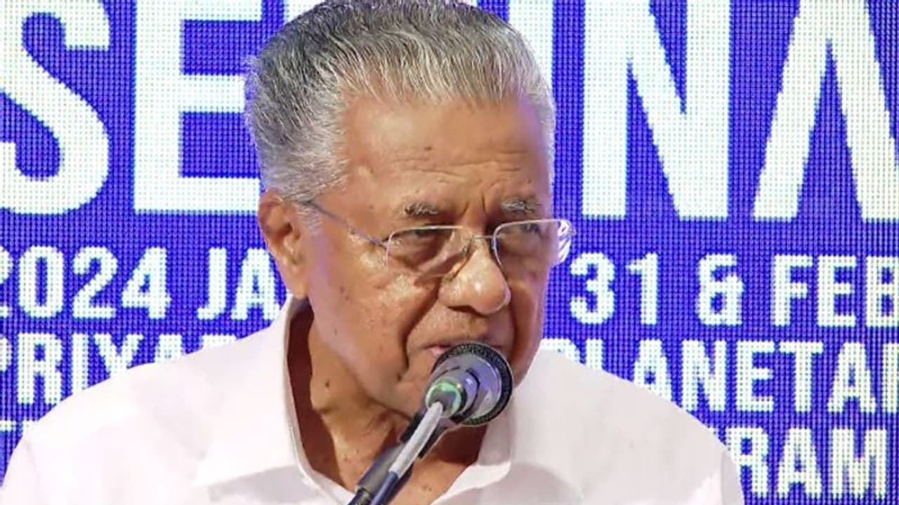 വീട് നൽകുമ്പോൾ മുന്നിൽ ഭരണാധികാരിയുടെ ചിത്രം വെക്കുന്നത് ആത്മാഭിമാനം ചോദ്യം ചെയ്യുന്ന നടപടി: മുഖ്യമന്ത്രി വീട് നൽകുമ്പോൾ മുന്നിൽ ഭരണാധികാരിയുടെ ചിത്രം വെക്കുന്നത് ആത്മാഭിമാനം ചോദ്യം ചെയ്യുന്ന നടപടി: മുഖ്യമന്ത്രി