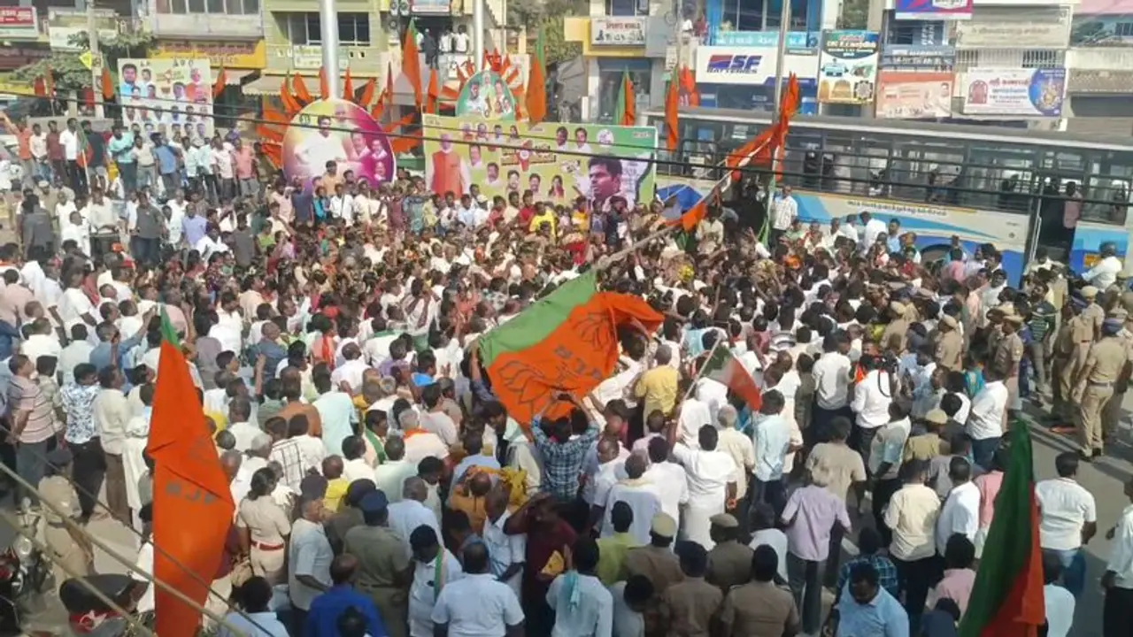 அண்ணாமலைக்காக அமைக்கப்பட்ட பிரமாண்ட கொடி கம்பம் சரிந்து விபத்து; வேடிக்கை பார்த்த நபர் படுகாயம் அண்ணாமலைக்காக அமைக்கப்பட்ட பிரமாண்ட கொடி கம்பம் சரிந்து விபத்து; வேடிக்கை பார்த்த நபர் படுகாயம்