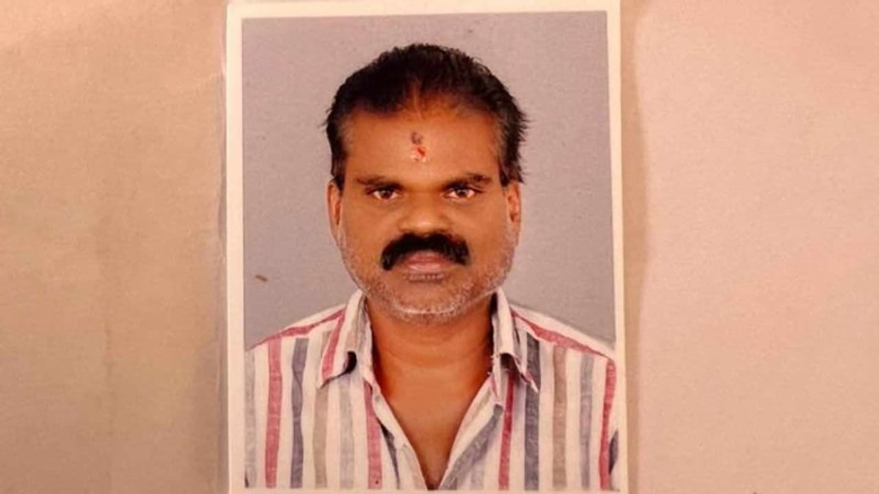 മദ്യം വാങ്ങാൻ പണം നൽകിയില്ല; സ്വർണ്ണപണിക്കാരനെ ഇഷ്ടിക കൊണ്ട് തലയ്ക്ക് അടിച്ച് കൊന്നു, ഉണ്ണിക്കുട്ടൻ അറസ്റ്റിൽ മദ്യം വാങ്ങാൻ പണം നൽകിയില്ല; സ്വർണ്ണപണിക്കാരനെ ഇഷ്ടിക കൊണ്ട് തലയ്ക്ക് അടിച്ച് കൊന്നു, ഉണ്ണിക്കുട്ടൻ അറസ്റ്റിൽ