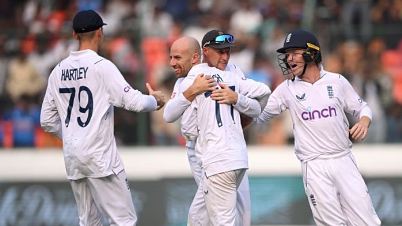 ആ തന്ത്രം പാളി, രണ്ടാം ടെസ്റ്റിന് തൊട്ടു മുമ്പ് ഇംഗ്ലണ്ടിന് തിരിച്ചടി; നിര്ണായക താരം പരിക്കേറ്റ് പുറത്ത് ആ തന്ത്രം പാളി, രണ്ടാം ടെസ്റ്റിന് തൊട്ടു മുമ്പ് ഇംഗ്ലണ്ടിന് തിരിച്ചടി; നിര്ണായക താരം പരിക്കേറ്റ് പുറത്ത്