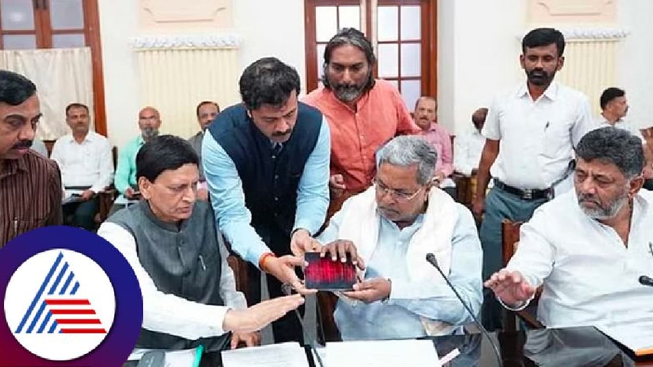 ಜಾತ್ಯಾತೀತ, ಸಂವಿಧಾನಕ್ಕೆ ಬದ್ಧರಾಗದವರಿಗೆ ನಮ್ಮ ಸರ್ಕಾರದಲ್ಲಿ ಮುಂದುವರಿಯಲು ಅವಕಾಶವಿಲ್ಲ: ಅಧಿಕಾರಿಗಳಿಗೆ ಸಿಎಂ ಖಡಕ್ ಸೂಚನೆ ಜಾತ್ಯಾತೀತ, ಸಂವಿಧಾನಕ್ಕೆ ಬದ್ಧರಾಗದವರಿಗೆ ನಮ್ಮ ಸರ್ಕಾರದಲ್ಲಿ ಮುಂದುವರಿಯಲು ಅವಕಾಶವಿಲ್ಲ: ಅಧಿಕಾರಿಗಳಿಗೆ ಸಿಎಂ ಖಡಕ್ ಸೂಚನೆ