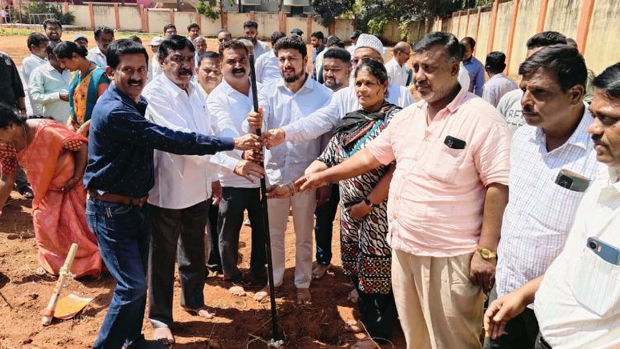 ಮೈಸೂರು : 8.29 ಕೋಟಿ ರು. ವೆಚ್ಚದ ಕಾಮಗಾರಿಗಳಿಗೆ ದರ್ಶನ್ ಭೂಮಿ ಪೂಜೆ ಮೈಸೂರು : 8.29 ಕೋಟಿ ರು. ವೆಚ್ಚದ ಕಾಮಗಾರಿಗಳಿಗೆ ದರ್ಶನ್ ಭೂಮಿ ಪೂಜೆ