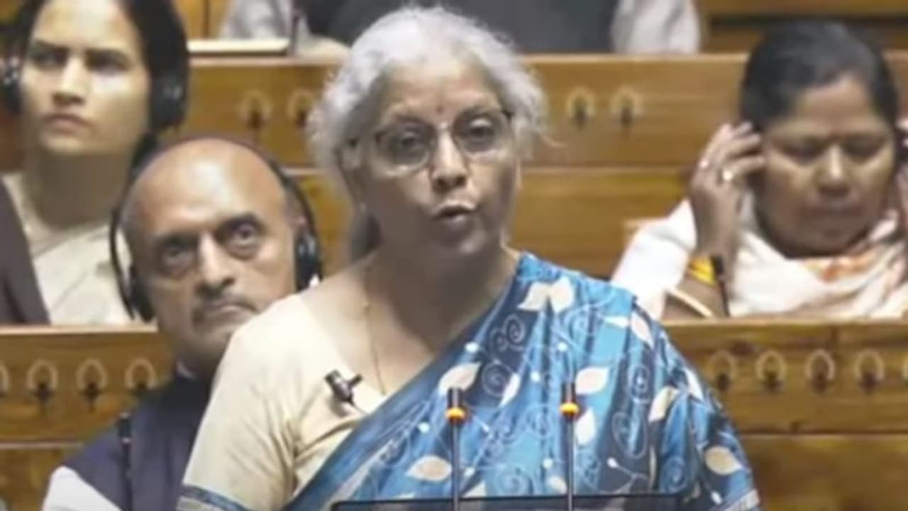 ஒரு கோடி வீடுகளுக்கு 300 யூனிட் இலவச மின்சாரம்.. இடைக்கால பட்ஜெட்டில் நிர்மலா சீதாராமன் அறிவிப்பு..