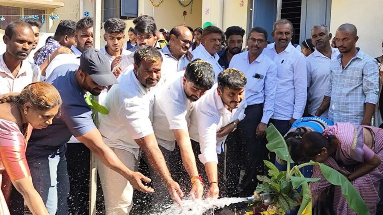 ಪ್ರೌಢಶಾಲೆಗೆ ಕೊಳವೆ ಬಾವಿ ಕೊರೆಸಿ ಮೋಟಾರ್ ಅಳವಡಿಸಿದ ಜಿ.ಡಿ. ಹರೀಶ್ ಗೌಡ ಪ್ರೌಢಶಾಲೆಗೆ ಕೊಳವೆ ಬಾವಿ ಕೊರೆಸಿ ಮೋಟಾರ್ ಅಳವಡಿಸಿದ ಜಿ.ಡಿ. ಹರೀಶ್ ಗೌಡ