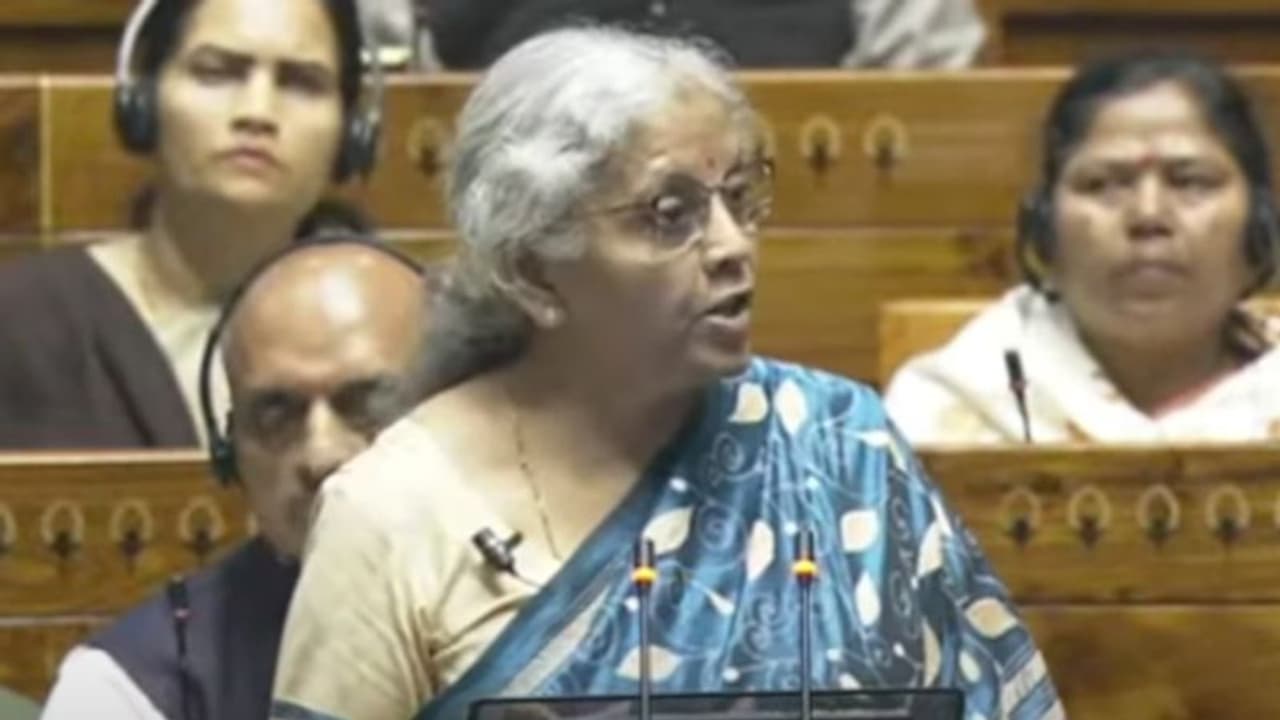 'കൂടുതൽ മെഡിക്കൽ കോളേജുകൾ; നാൽപതിനായിരം ബോഗികൾ വന്ദേ ഭാരത് നിലവാരത്തിലാക്കും'; നിർമ്മല സീതാരാമൻ