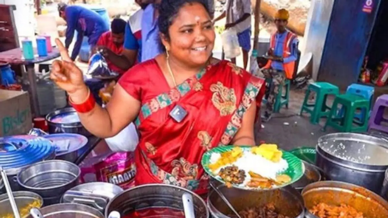 ചോറും ചിക്കനും മട്ടണും വിളമ്പിയ വൈറൽ 'കുമാരി ആന്റി' കട പൂട്ടി, അത് വേണ്ടെന്ന് മുഖ്യമന്ത്രി, ഉണ്ണാൻ കടയിലെത്തും