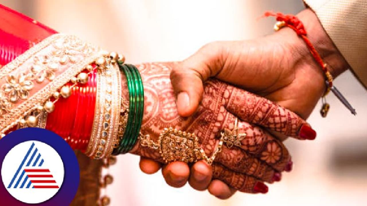 ವಂಟಮೂರಿ ಮಹಿಳೆ ವಿವಸ್ತ್ರಗೊಳಿಸಿ ಹಲ್ಲೆ ಪ್ರಕರಣ; ಓಡಿ ಹೋಗಿದ್ದ ಪ್ರೇಮಿಗಳನ್ನು ಪತ್ತೆ ಹಚ್ಚಿ ಮದುವೆ ಮಾಡಿಸಿದ ಪೊಲೀಸರು! ವಂಟಮೂರಿ ಮಹಿಳೆ ವಿವಸ್ತ್ರಗೊಳಿಸಿ ಹಲ್ಲೆ ಪ್ರಕರಣ; ಓಡಿ ಹೋಗಿದ್ದ ಪ್ರೇಮಿಗಳನ್ನು ಪತ್ತೆ ಹಚ್ಚಿ ಮದುವೆ ಮಾಡಿಸಿದ ಪೊಲೀಸರು!