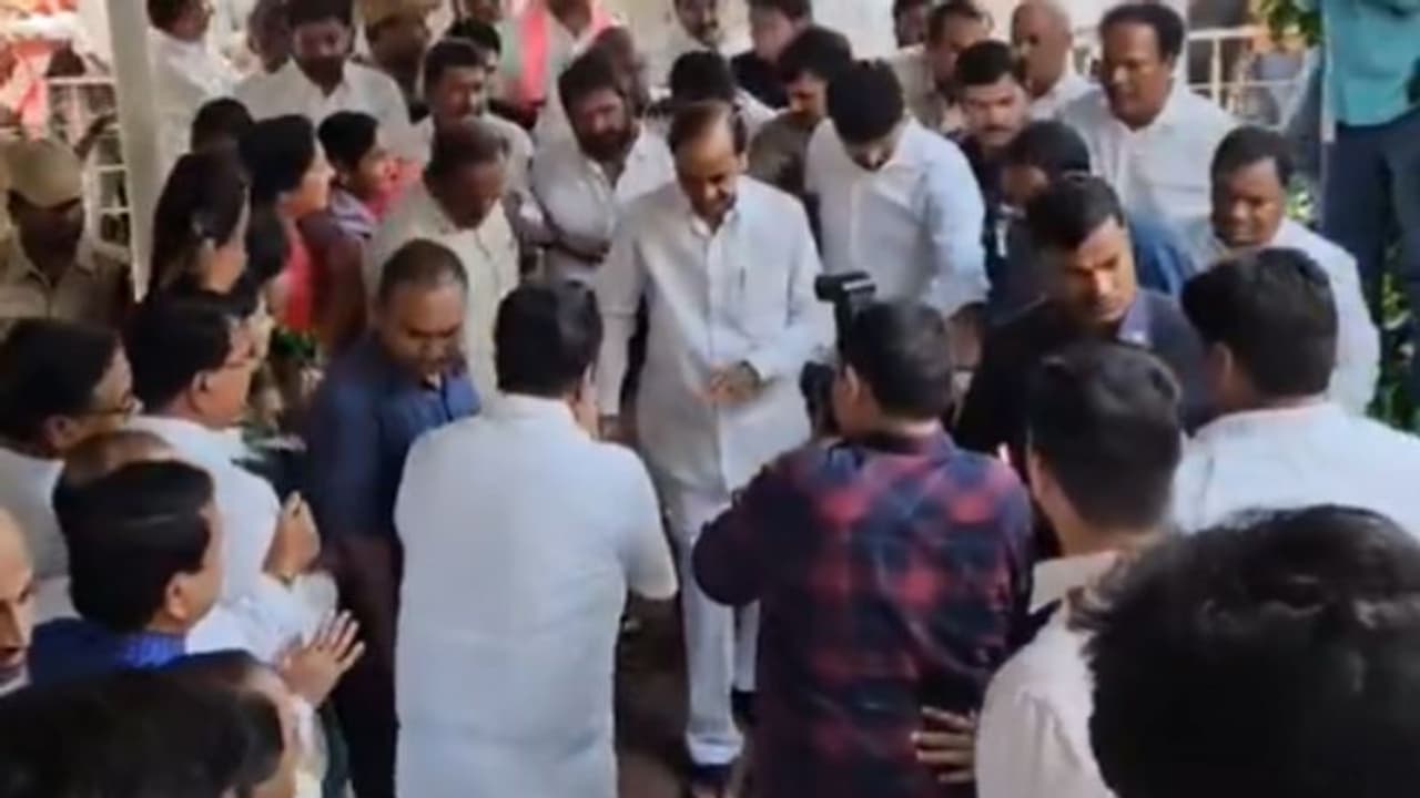 ఓటమి తర్వాత తొలిసారిగా తెలంగాణ భవన్ కు కేసీఆర్: కృష్ణా పరివాహక ప్రాంత నేతలతో భేటీ ఓటమి తర్వాత తొలిసారిగా తెలంగాణ భవన్ కు కేసీఆర్: కృష్ణా పరివాహక ప్రాంత నేతలతో భేటీ