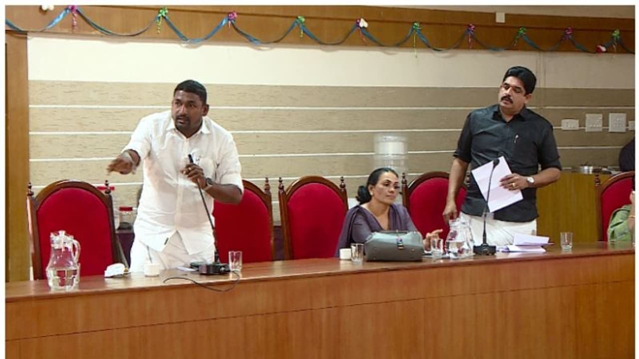 കാണാതെ പോയ എയർപോഡ് കടൽ കടന്നോ? സിപിഎം കൗൺസിലർക്കെതിരെ മോഷണ പരാതിയുമായി മാണി ​ഗ്രൂപ്പ് കൗൺസിലർ