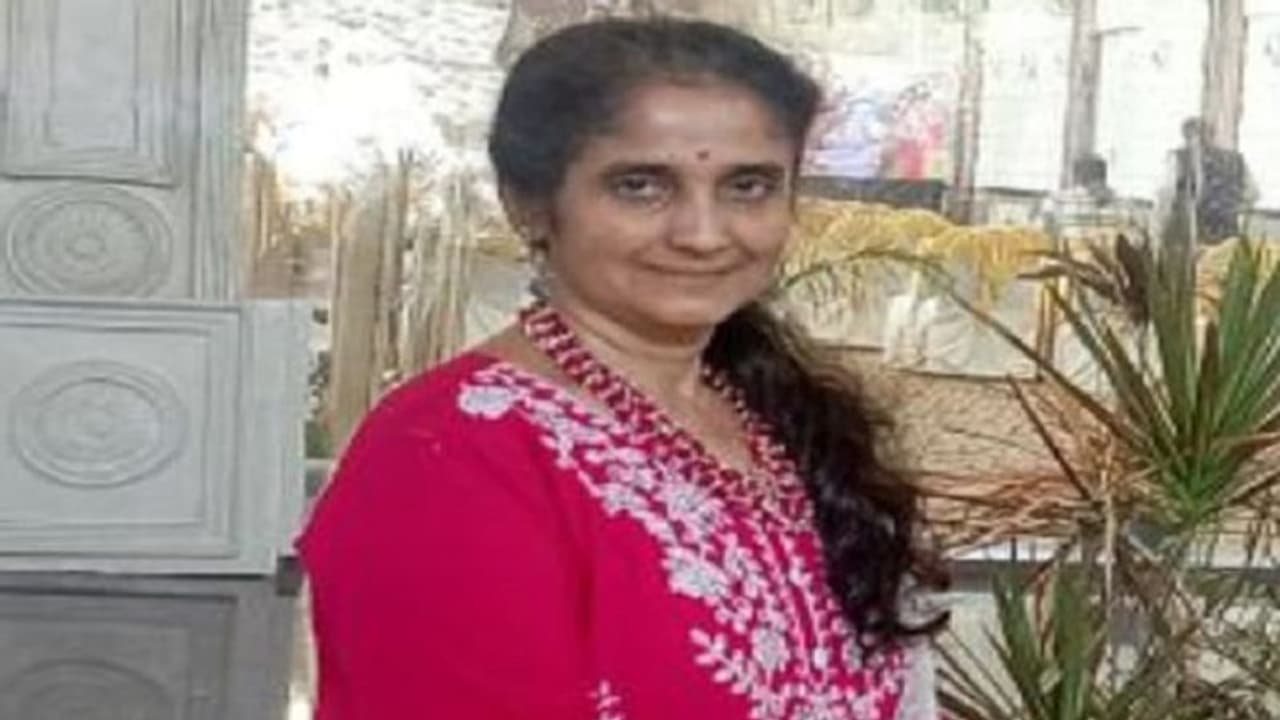 ತುಮಕೂರು: ರೈಲ್ವೆ ಹಳಿ ಮೇಲೆ ಅರಣ್ಯ ಇಲಾಖೆ ಮಹಿಳಾ ಸಿಬ್ಬಂದಿ ಶವ ಪತ್ತೆ, ಚಿನ್ನಾಭರಣಕ್ಕಾಗಿ ನಡೀತಾ ಕೊಲೆ? ತುಮಕೂರು: ರೈಲ್ವೆ ಹಳಿ ಮೇಲೆ ಅರಣ್ಯ ಇಲಾಖೆ ಮಹಿಳಾ ಸಿಬ್ಬಂದಿ ಶವ ಪತ್ತೆ, ಚಿನ್ನಾಭರಣಕ್ಕಾಗಿ ನಡೀತಾ ಕೊಲೆ?