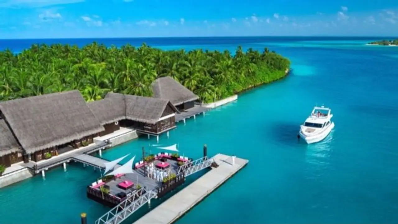 ലക്ഷദ്വീപിലെ ജനങ്ങൾക്ക് ഐക്യദാർഢ്യം പ്രഖ്യാപിച്ച് മന്ത്രി; 'ദ്വീപിലെ കുട്ടികൾക്ക് അവരുടെ മാതൃഭാഷയും പഠിക്കണം' ലക്ഷദ്വീപിലെ ജനങ്ങൾക്ക് ഐക്യദാർഢ്യം പ്രഖ്യാപിച്ച് മന്ത്രി; 'ദ്വീപിലെ കുട്ടികൾക്ക് അവരുടെ മാതൃഭാഷയും പഠിക്കണം'