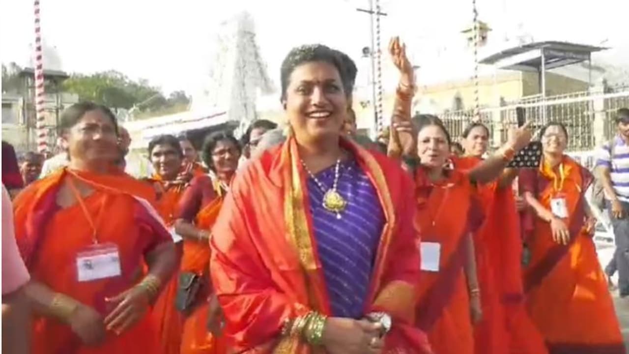 తిరుమల వెంకన్న సన్నిధిలోనే రోజాకు షాక్ ... శ్రీవారి సేవకులే వదిలిపెట్టలేదుగా... (వీడియో) తిరుమల వెంకన్న సన్నిధిలోనే రోజాకు షాక్ ... శ్రీవారి సేవకులే వదిలిపెట్టలేదుగా... (వీడియో)