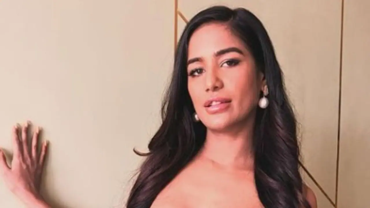 Poonam Pandey's death news shocks India; last Insta post casts doubt over battle against cervical cancer 