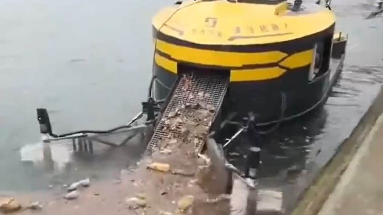 ನದಿ ಸ್ವಚ್ಛಗೊಳಿಸುವ ಈ ಯಂತ್ರ ರೆಡಿ ಮಾಡೋರಿದ್ದೀರಾ: ಇನ್ವೆಸ್ಟ್ ಮಾಡ್ತಾರಂತೆ ಆನಂದ್ ಮಹೀಂದ್ರಾ ನದಿ ಸ್ವಚ್ಛಗೊಳಿಸುವ ಈ ಯಂತ್ರ ರೆಡಿ ಮಾಡೋರಿದ್ದೀರಾ: ಇನ್ವೆಸ್ಟ್ ಮಾಡ್ತಾರಂತೆ ಆನಂದ್ ಮಹೀಂದ್ರಾ