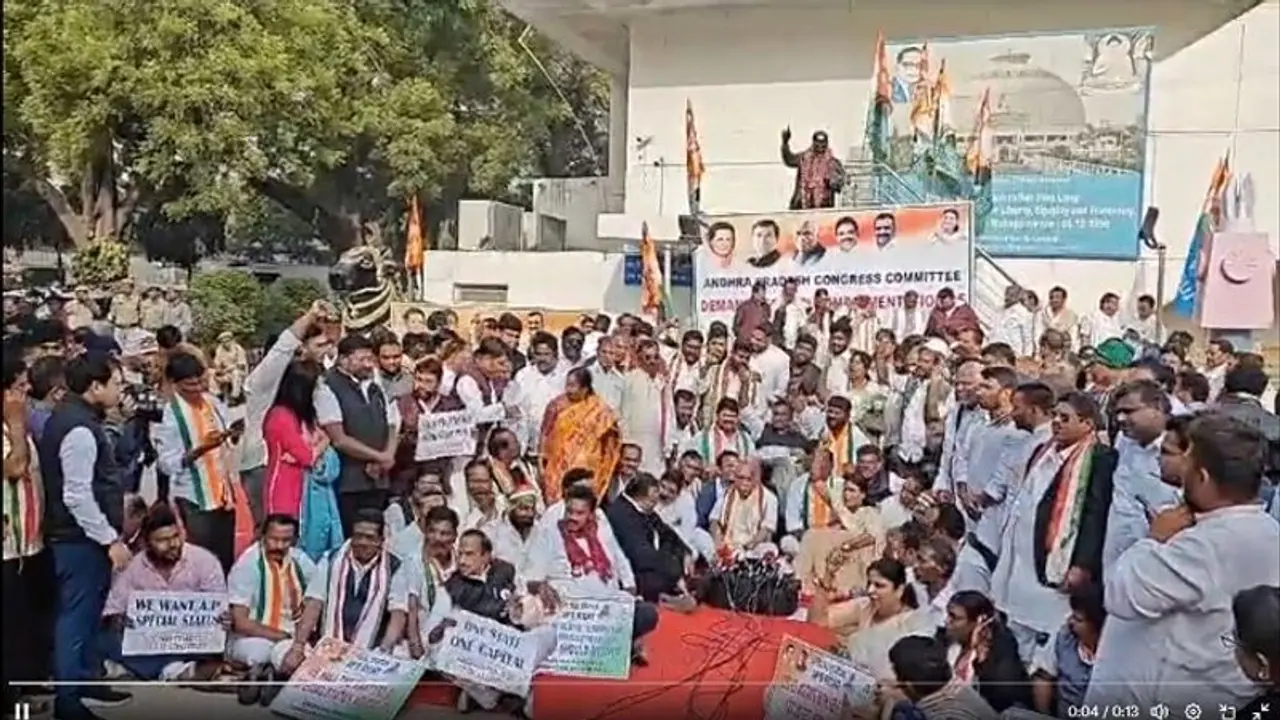 ఏపీకి ప్రత్యేక హోదా: న్యూఢిల్లీలో షర్మిల దీక్ష ఏపీకి ప్రత్యేక హోదా: న్యూఢిల్లీలో షర్మిల దీక్ష