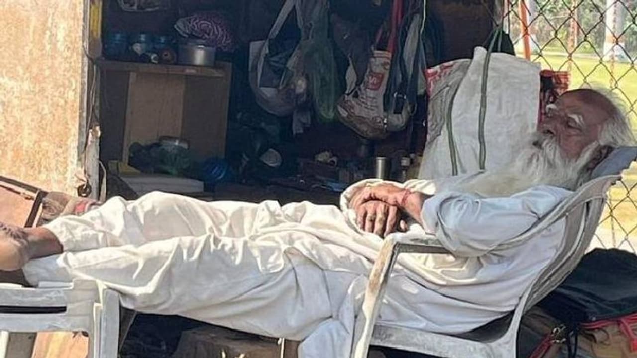 ഗൂഗിൾ മാപ്പ് വേണമെങ്കിൽ മൂലയിലിരുന്ന് കരയട്ടെ; കടയുടെ മുന്നിൽവച്ച അറിയിപ്പ് കണ്ടാല് ആരായാലും ചിരിക്കും ഗൂഗിൾ മാപ്പ് വേണമെങ്കിൽ മൂലയിലിരുന്ന് കരയട്ടെ; കടയുടെ മുന്നിൽവച്ച അറിയിപ്പ് കണ്ടാല് ആരായാലും ചിരിക്കും