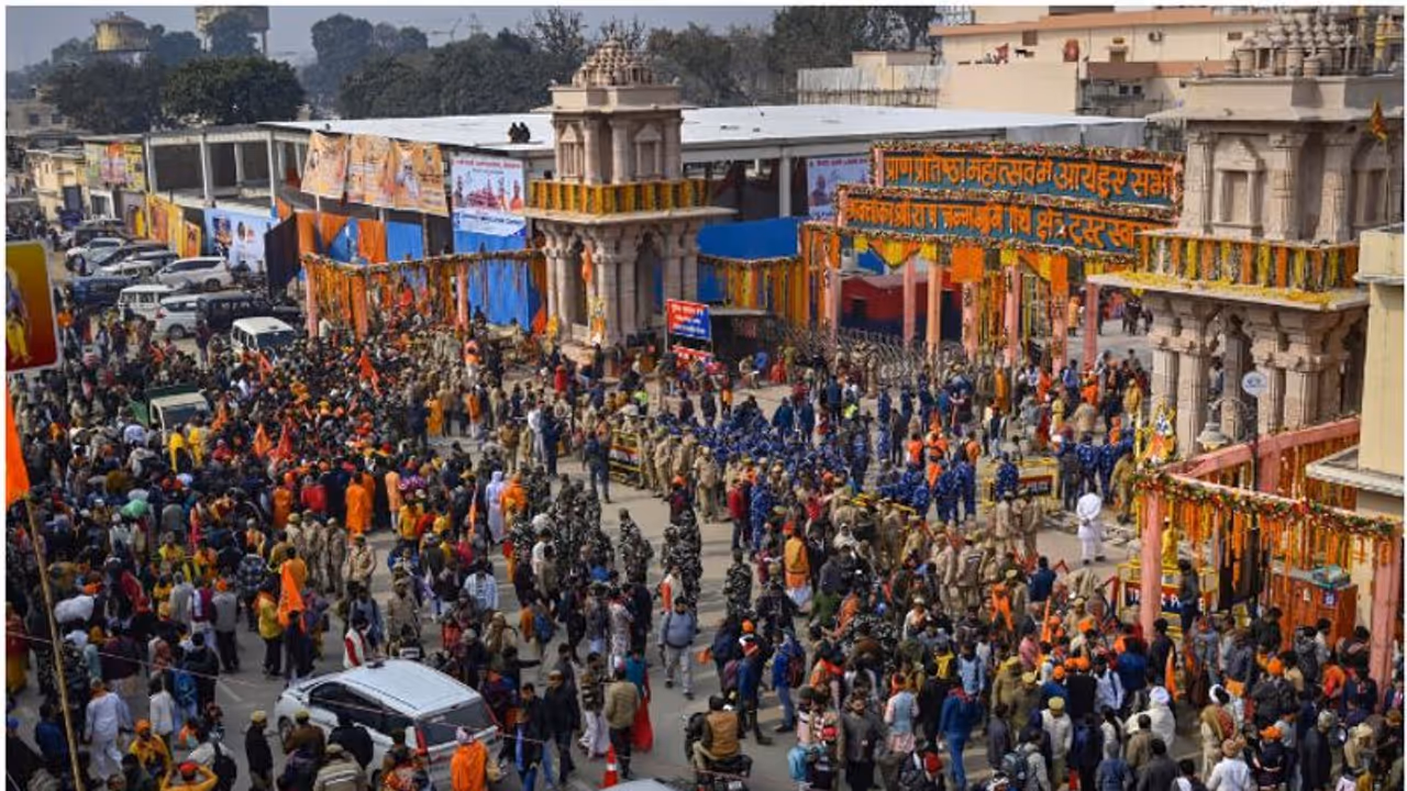 ഭണ്ഡാരത്തിലേക്ക് ഒഴുകിയെത്തിയത് കോടികൾ, 10 ദിവസത്തിൽ 10 കോടിയുമല്ല! അയോധ്യ രാമക്ഷേത്രത്തിലെ കണക്ക് പുറത്ത് ഭണ്ഡാരത്തിലേക്ക് ഒഴുകിയെത്തിയത് കോടികൾ, 10 ദിവസത്തിൽ 10 കോടിയുമല്ല! അയോധ്യ രാമക്ഷേത്രത്തിലെ കണക്ക് പുറത്ത്