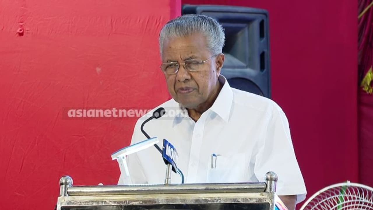 'എല്ലിൻ കഷ്ണം ഇട്ടാൽ ഓടുന്ന സൈസ് ജീവികൾ കോൺഗ്രസിൽ, നിരന്ന് നിൽക്കുന്നു'; പരിഹസിച്ച് പിണറായി 'എല്ലിൻ കഷ്ണം ഇട്ടാൽ ഓടുന്ന സൈസ് ജീവികൾ കോൺഗ്രസിൽ, നിരന്ന് നിൽക്കുന്നു'; പരിഹസിച്ച് പിണറായി