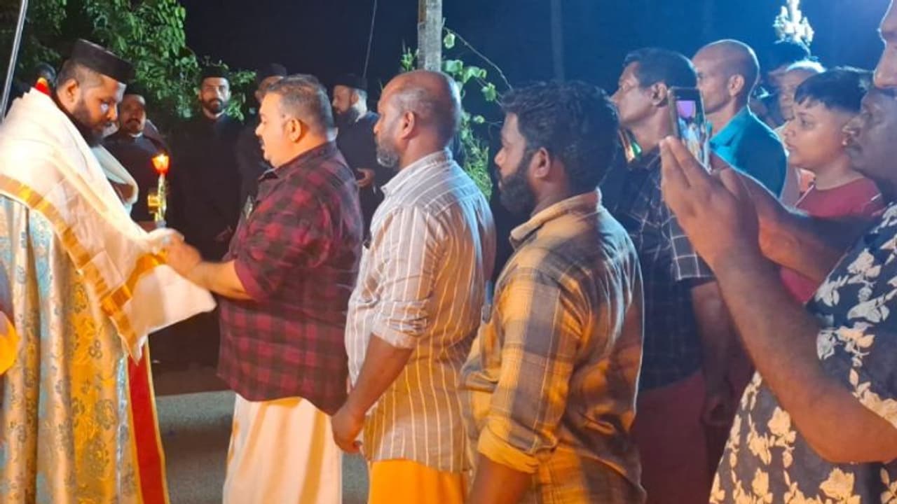 പെരുന്നാൾ റാസ ധർമ്മശാസ്താ ക്ഷേത്രനടയിൽ എത്തി, കുട്ടനാട്ടിലെ മനസുകളുടെ വെളിച്ചം 151 തിരികളിൽ തെളിഞ്ഞു!