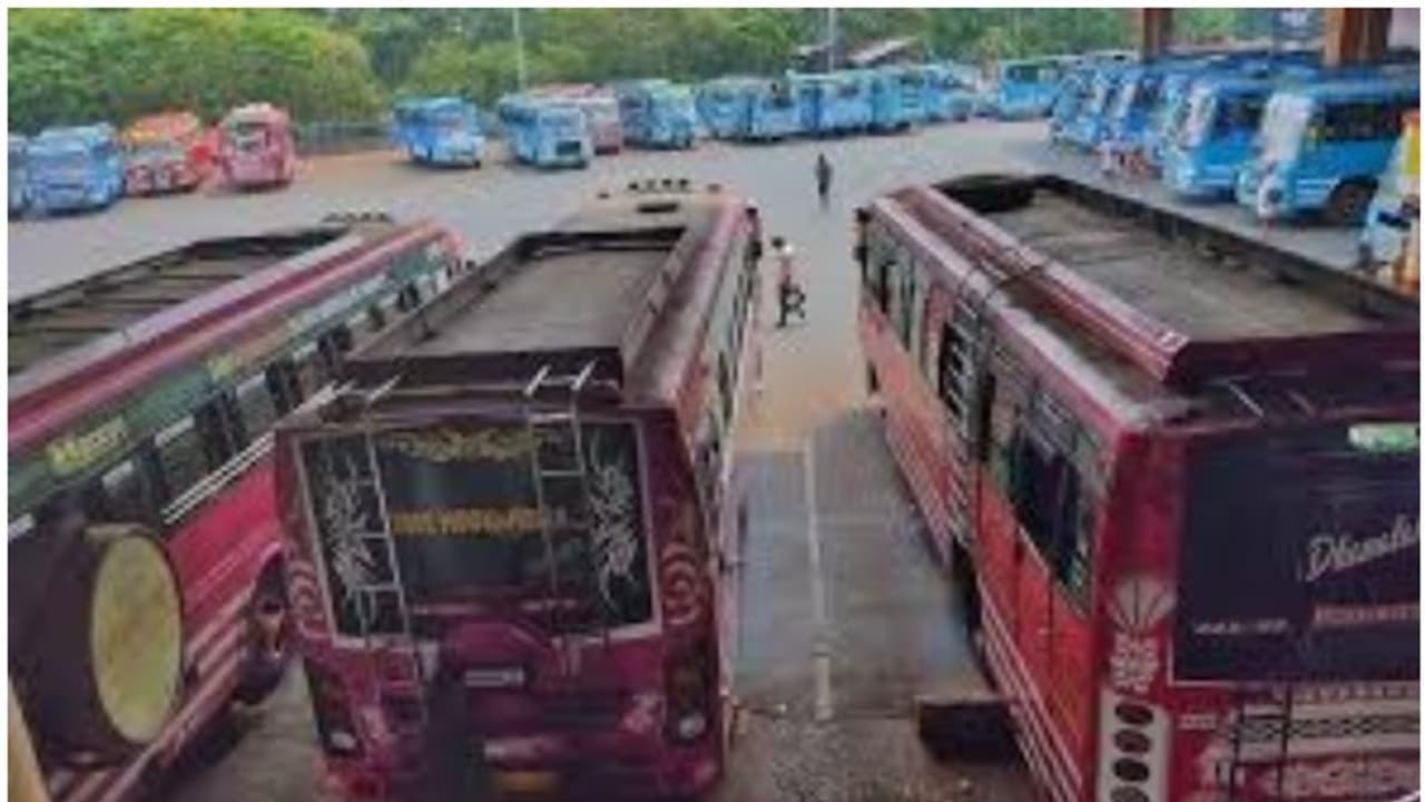 ഓട്ടോ ബസ് തർക്കം, കണ്ടക്ടർക്കും ഡ്രൈവർക്കും മർദ്ദനം; സ്വകാര്യബസുകളുടെ മിന്നൽ ഹർത്താൽ, വലഞ്ഞ് യാത്രക്കാര് ഓട്ടോ ബസ് തർക്കം, കണ്ടക്ടർക്കും ഡ്രൈവർക്കും മർദ്ദനം; സ്വകാര്യബസുകളുടെ മിന്നൽ ഹർത്താൽ, വലഞ്ഞ് യാത്രക്കാര്